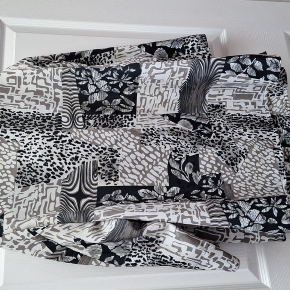 e Alia Black and Tan  Patterned Blouse Button Front Size 20W - Picture 3 of 4